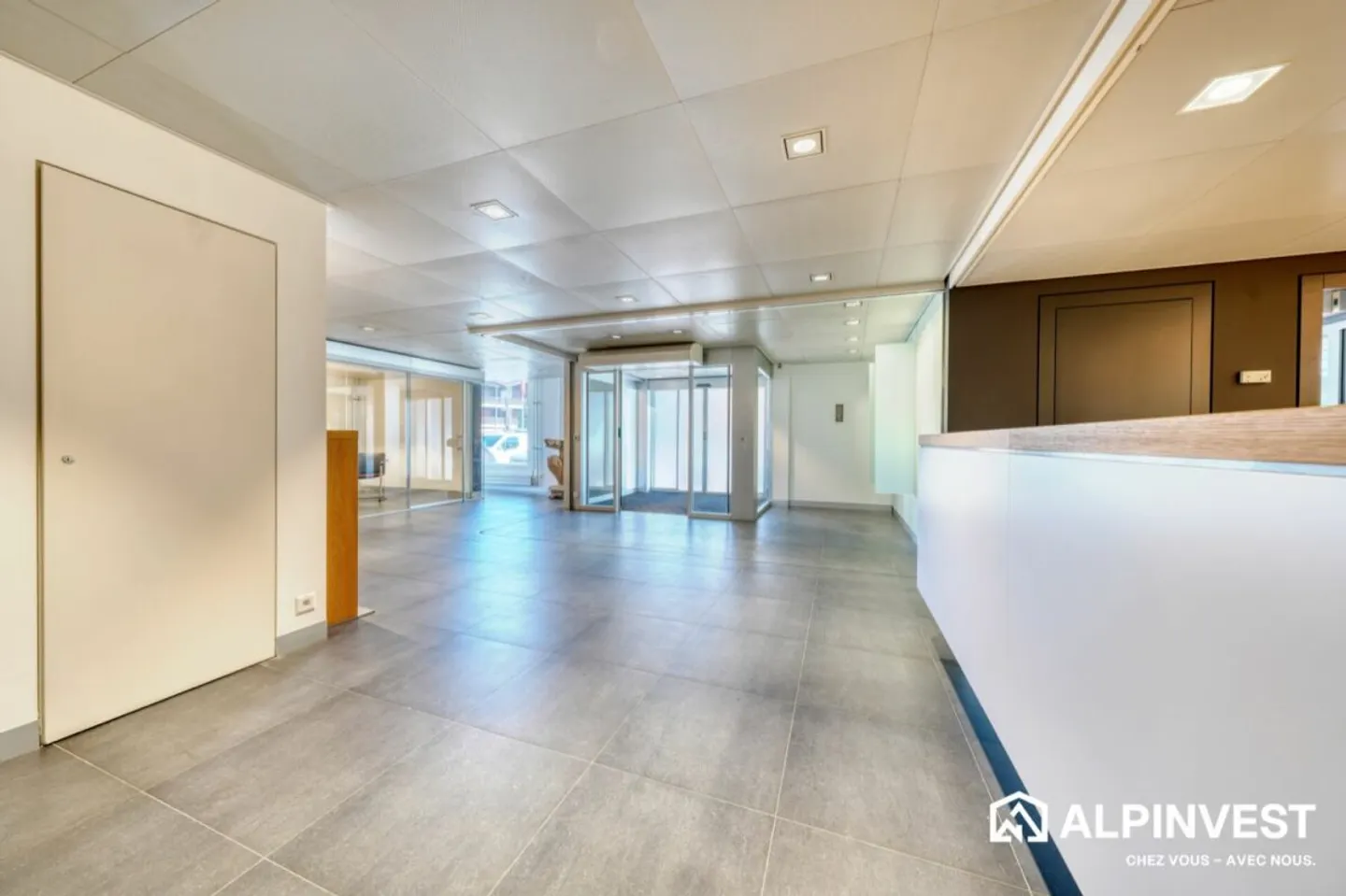 Immeuble Commercial avec Appartement - Photo 3 sur 13