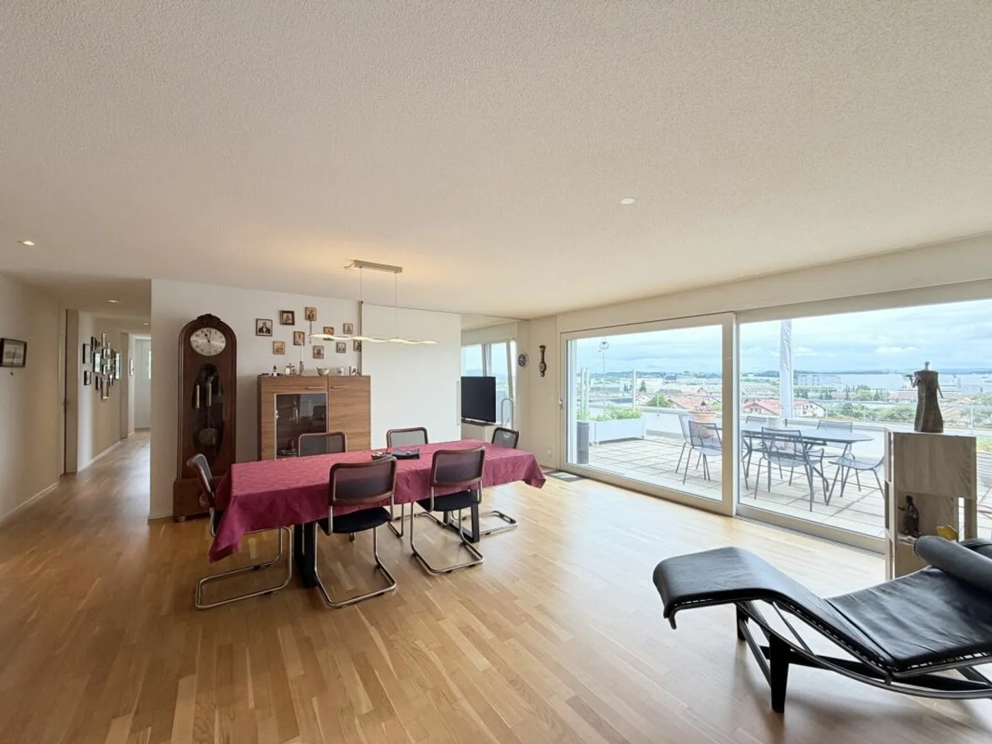 Vue alpine de rêve et confort de vie - Appartement de 5.5 pièces avec terrasse XXL - Photo 3 sur 13