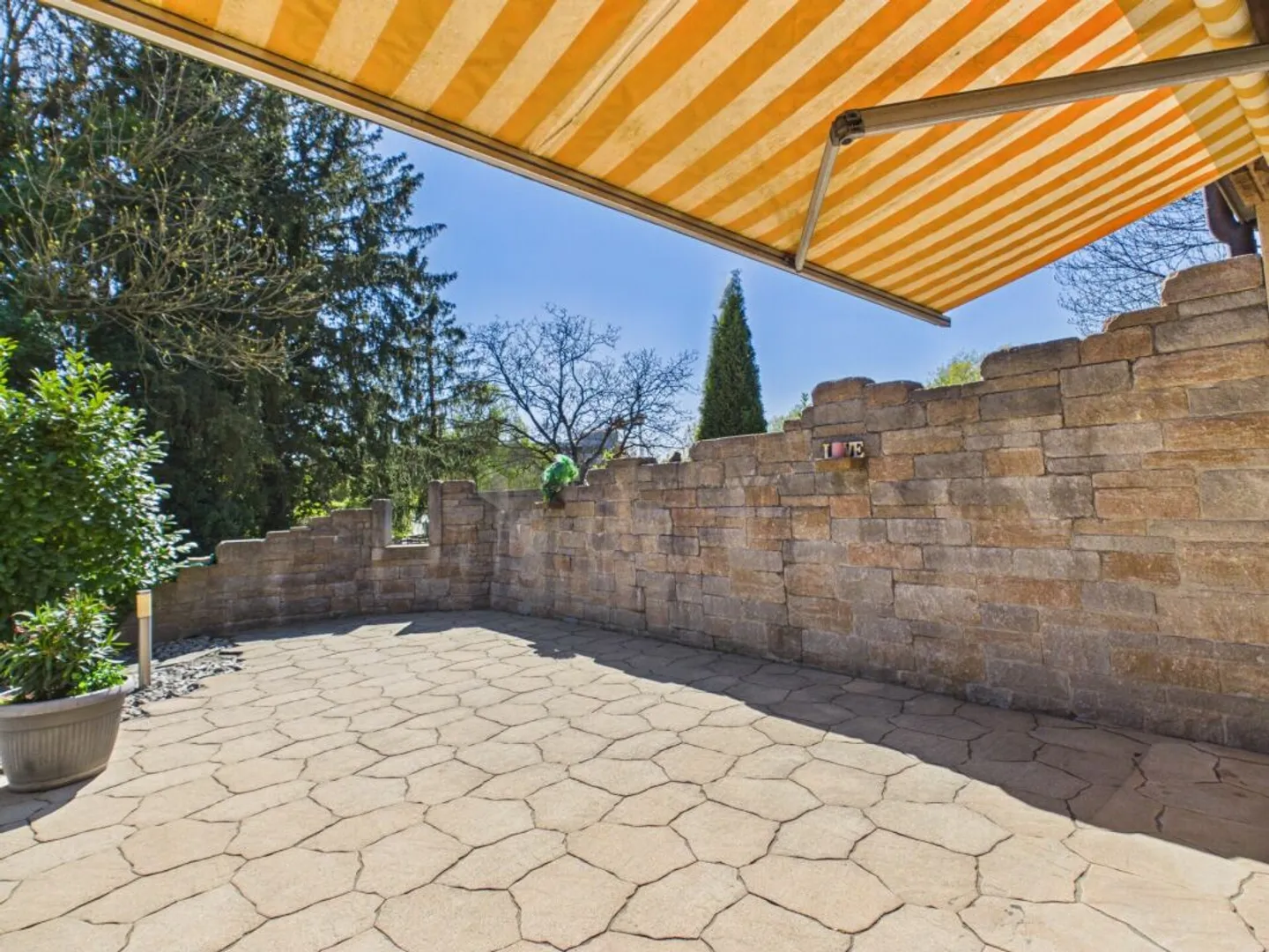 Single-family house with outbuildings on a dream large plot - Photo 3 of 10