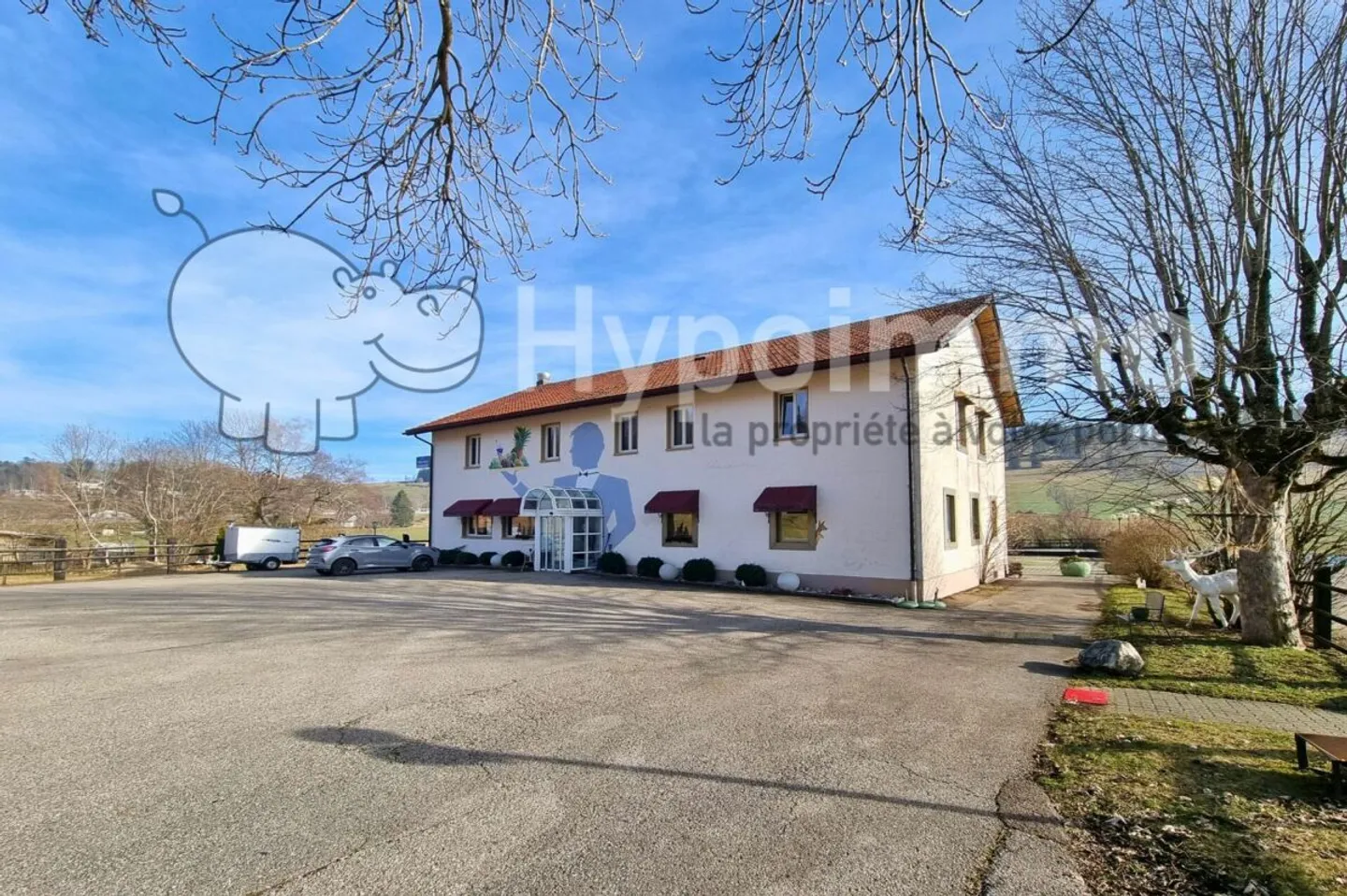 Schönes Gebäude mit einem renommierten Restaurant und einer 9-Zimmer-Wohnung inmitten der Natur - Foto 1 von 13