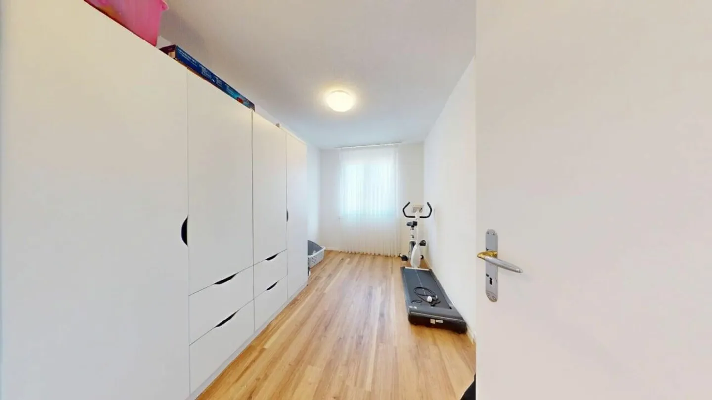 Comfortable Living 4.5 Rooms with Plenty of Space and Peace - Photo 8 of 12