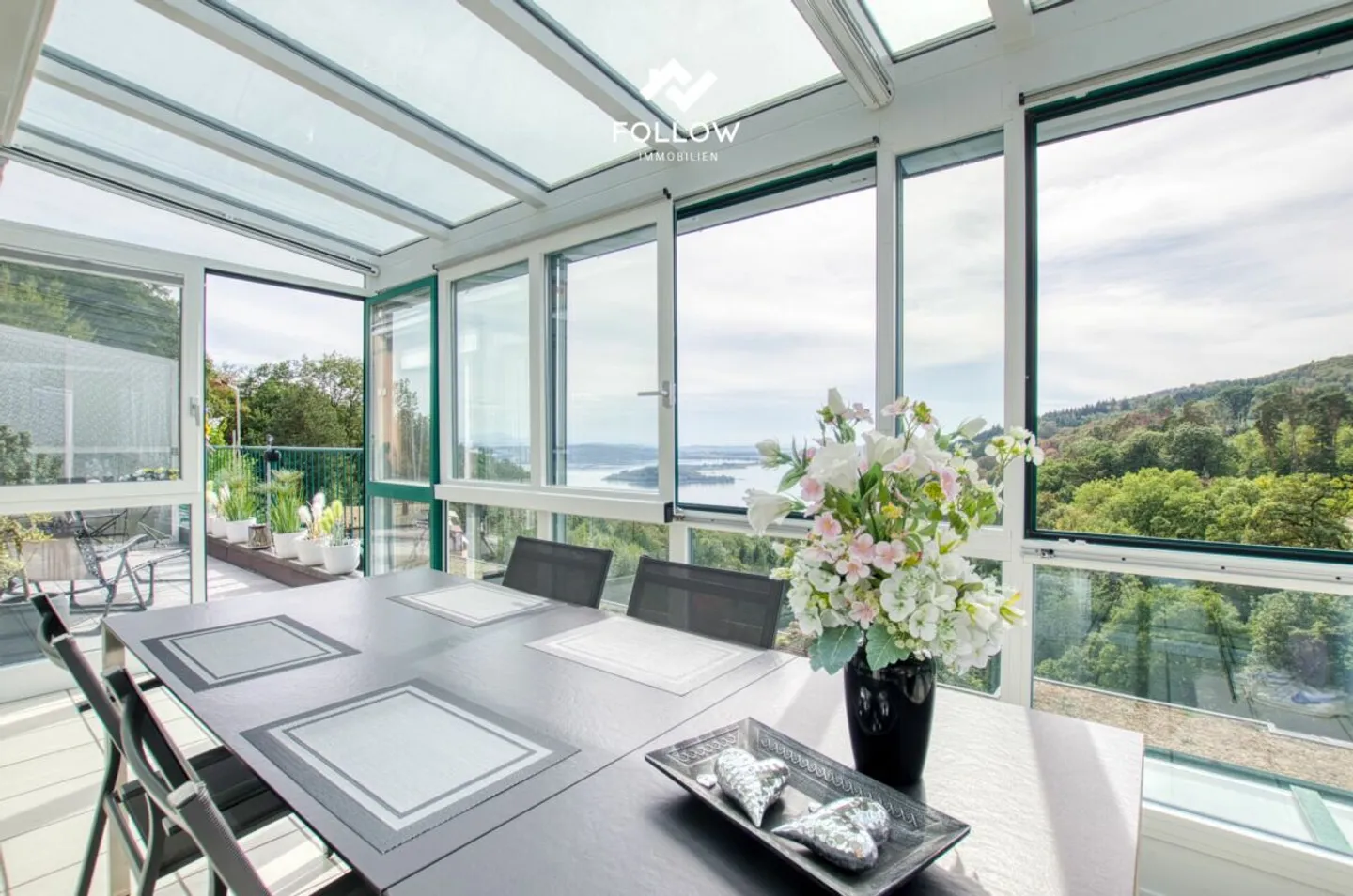 Vue panoramique sur le lac de Bienne: Appartement de rêve penthouse modernisé à Twann - Photo 6 sur 13