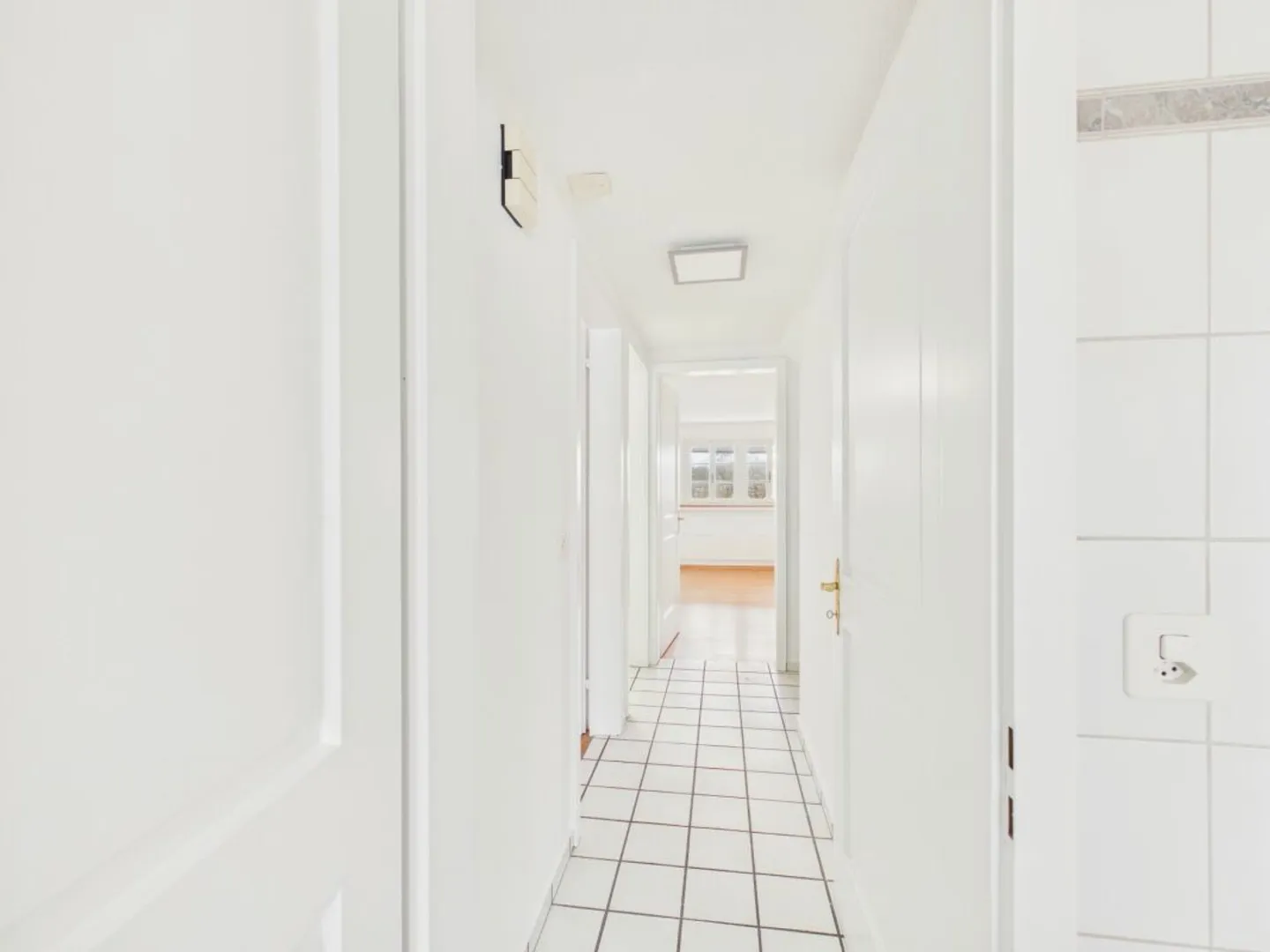 Charming 4.5-Room Townhouse in Historic Setting in Mönchaltorf - Photo 8 of 13