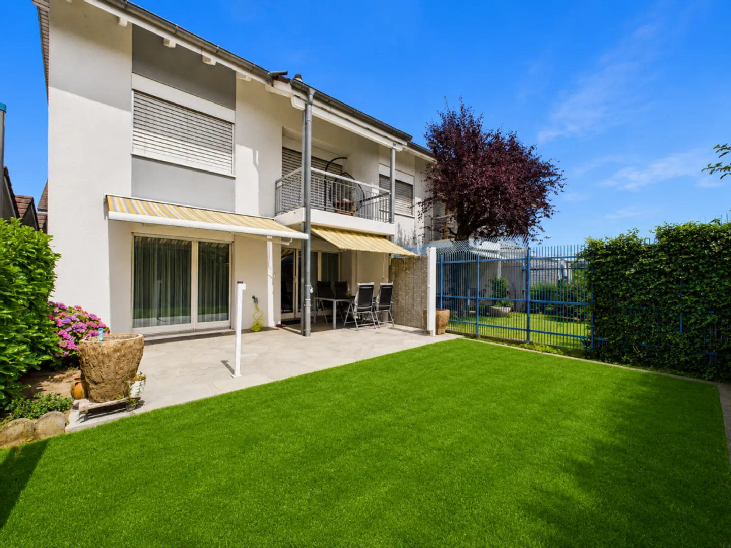 Modernes 6.5-Zimmer-Eckhaus mit sonnigem Garten in begehrter Wohnlage - Photo 1 sur 13