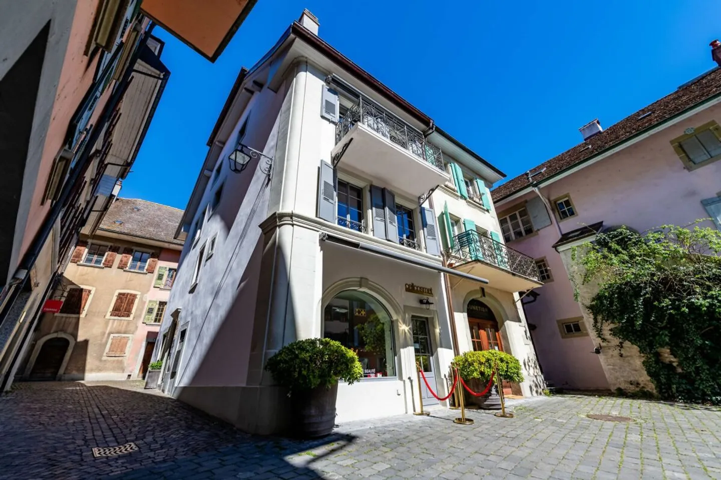 LUTRY - Ein einzigartiger Ort im Herzen des Dorfes | Wohn-, Gewerbe- oder Boutique-Hotel - Foto 2 von 13