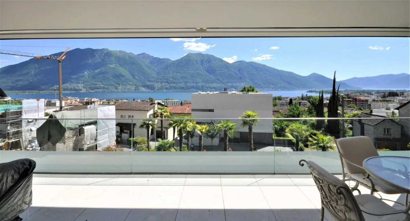 Luxurious 2.5 Room Apartment with Lake View, Large Sun Terrace, Swimming Pool and Wellness Area - Photo 3 of 13