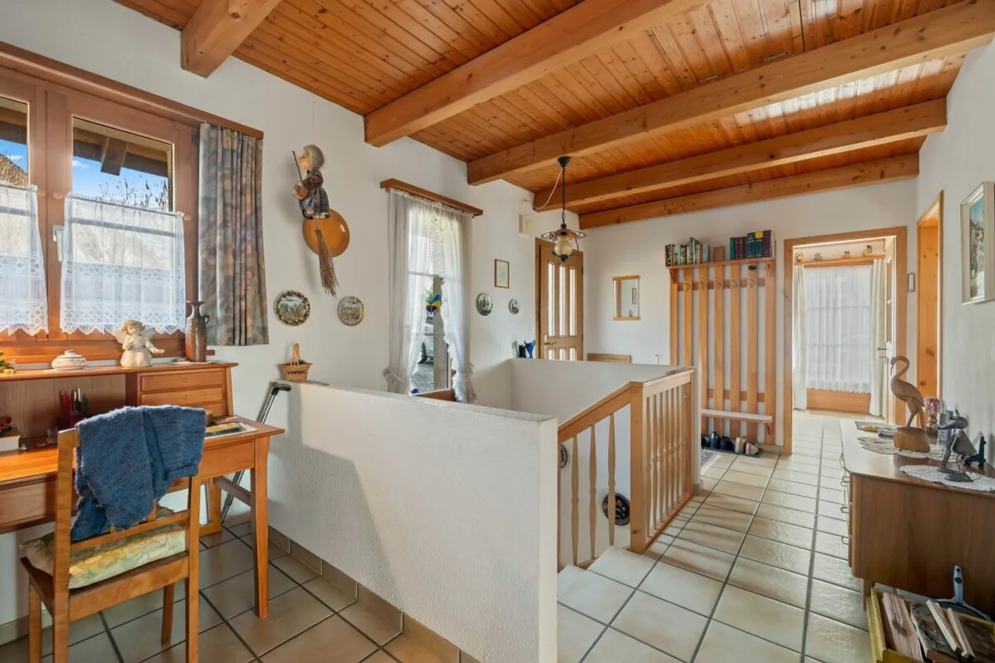 Casa unifamiliare luminosa in una posizione tranquilla con vista da sogno - Foto 3 di 13