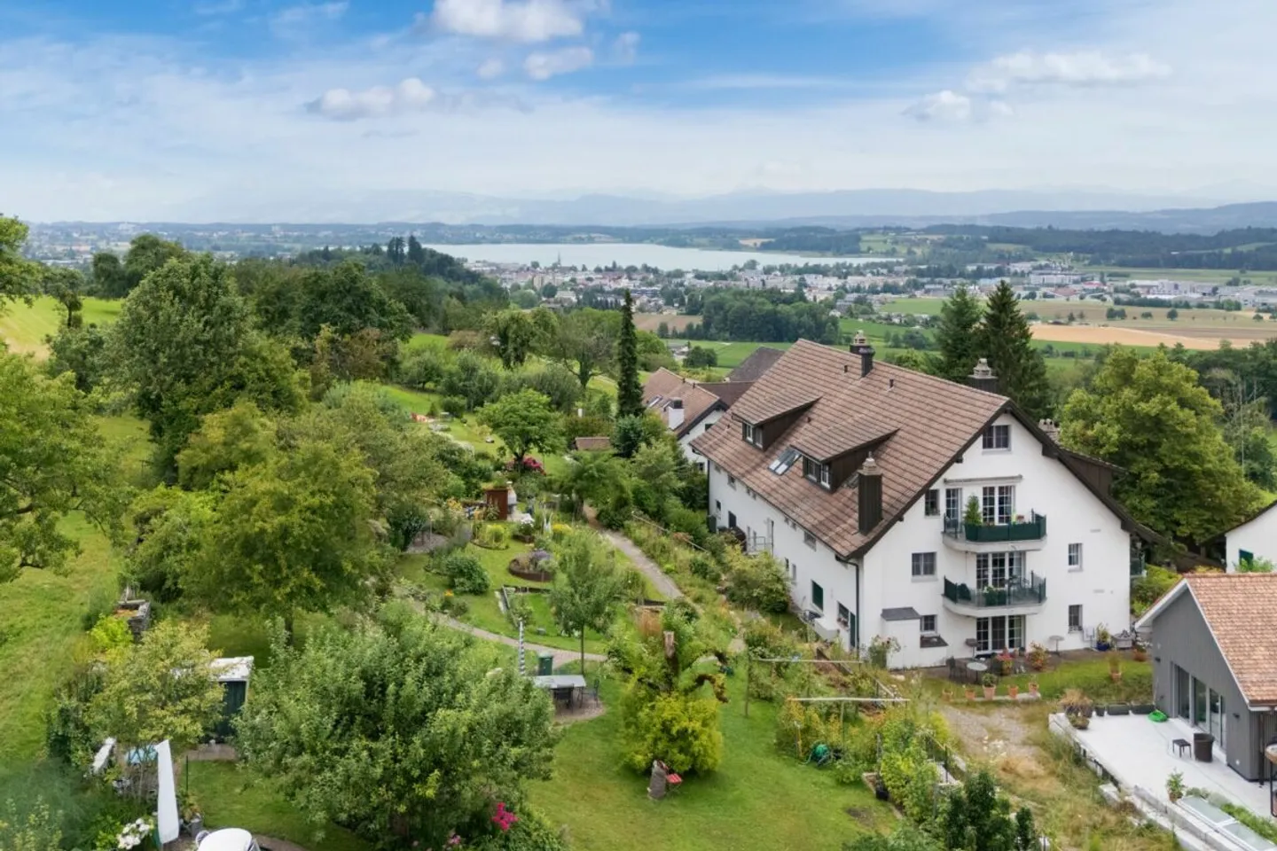 Maisonette en attique dans la verdure avec vue sur le lac de Pfäffikon et les Alpes - Photo 1 sur 12