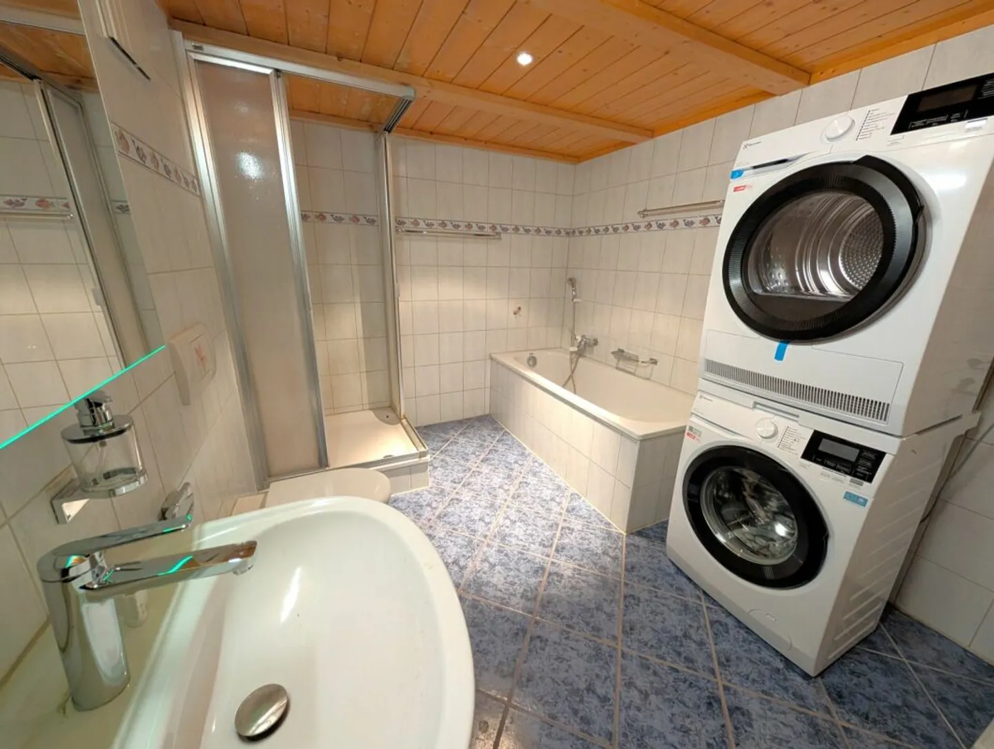 Maison d'angle spacieuse et bien entretenue avec beaucoup de rangement - Photo 7 sur 13