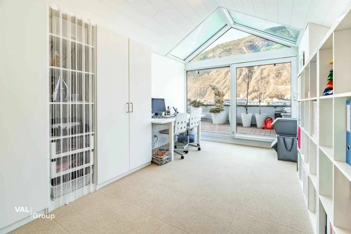 Exclusive 4.5-room penthouse apartment with lift directly into the apartment and large panoramic terrace in Visp - Photo 9 of 13