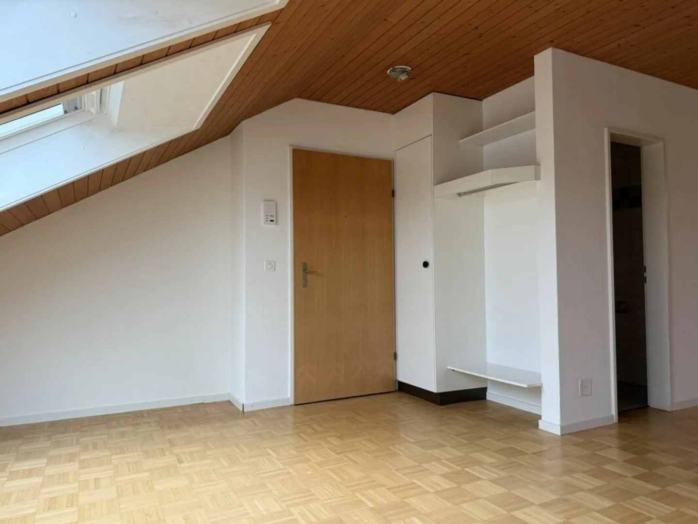 Charming 3.5-room attic apartment with fireplace in Menziken AG - Photo 7 of 13