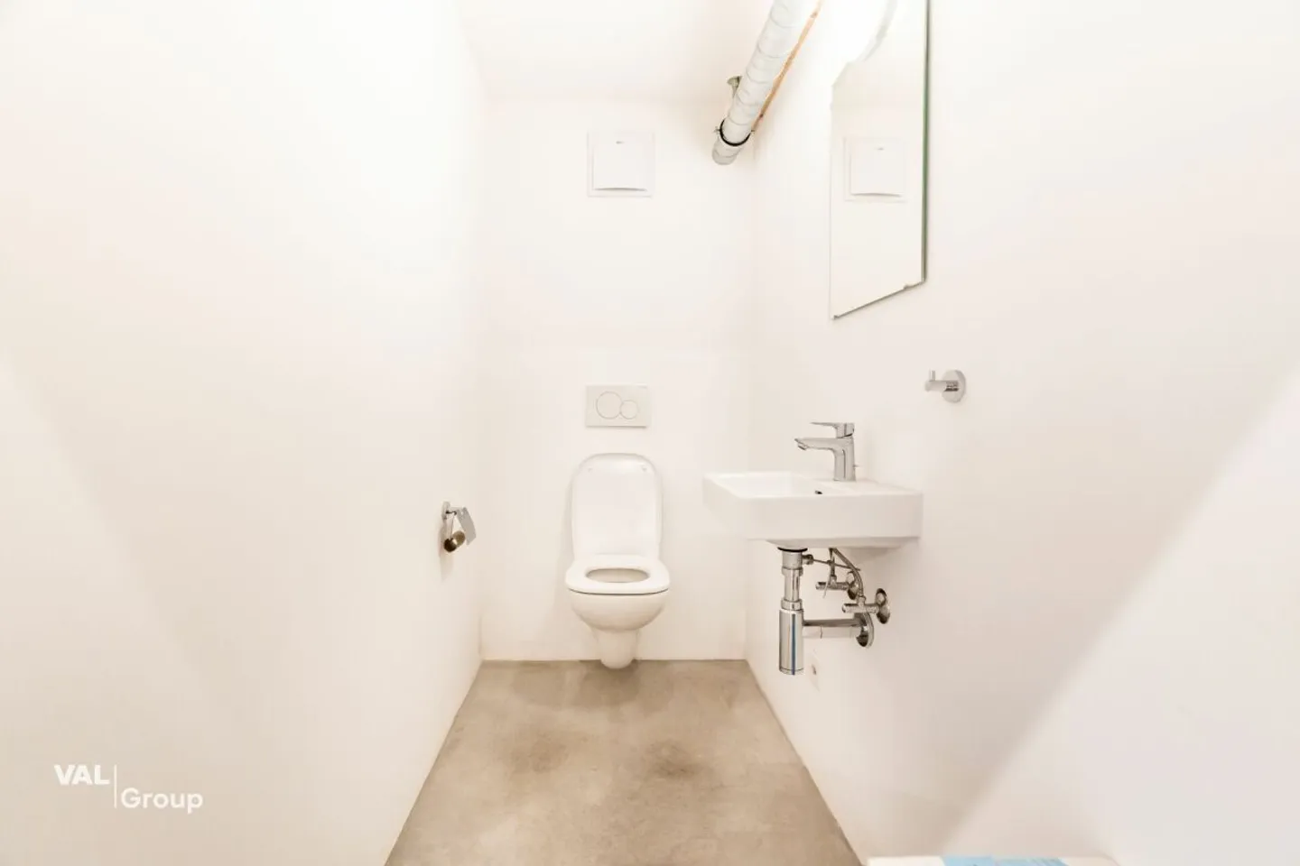 Hall commercial spacieux pour une utilisation commerciale diversifiée dans un emplacement de choix - Photo 6 sur 9