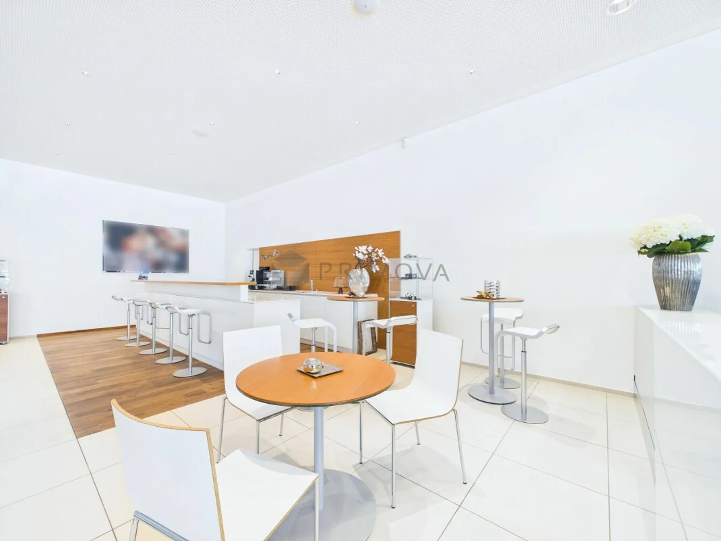 Proprietà commerciale con terreno edificabile e potenziale di progetto in una posizione strategica - Foto 9 di 13