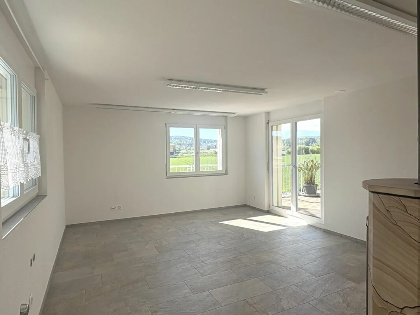 Wohnen mit Weitsicht: Grosszügiges Einfamilienhaus mit Einliegerwohnung - Photo 2 of 12