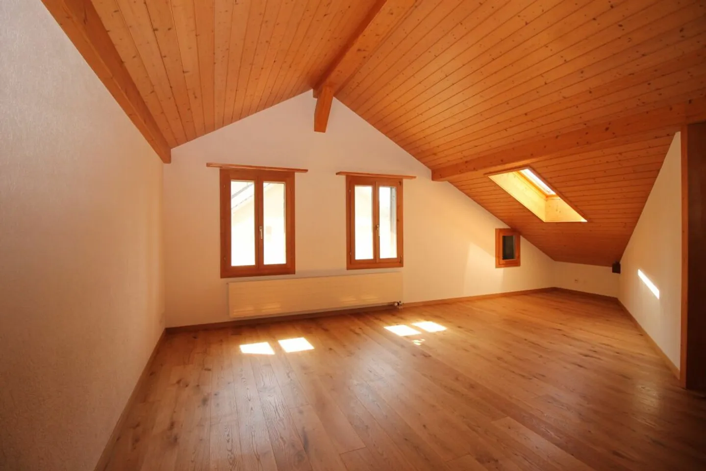 Grosszügige Dachwohnung im 3-Familienhaus - Foto 1 von 7