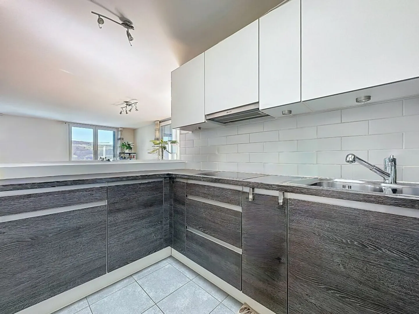 VILLA CONTIGUË FAMILIALE, AU CALME, AVEC TERRASSES ET BELLE LUMINOSITÉ - Photo 6 of 13