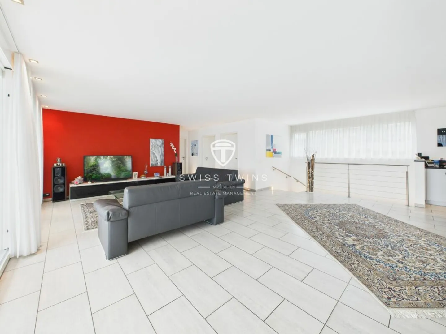 5½-room maisonette apartment with panoramic and mountain views - Photo 3 of 13