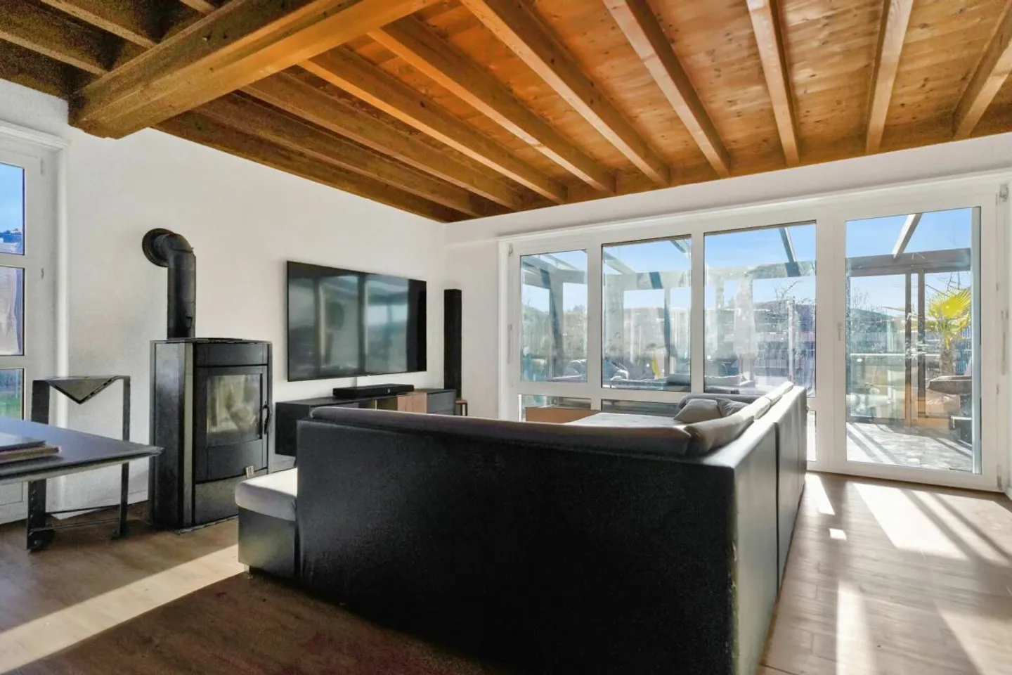 Maison jumelée ensoleillée avec jardin d'hiver à Buttenried, à 15 minutes de Berne - Photo 2 sur 13