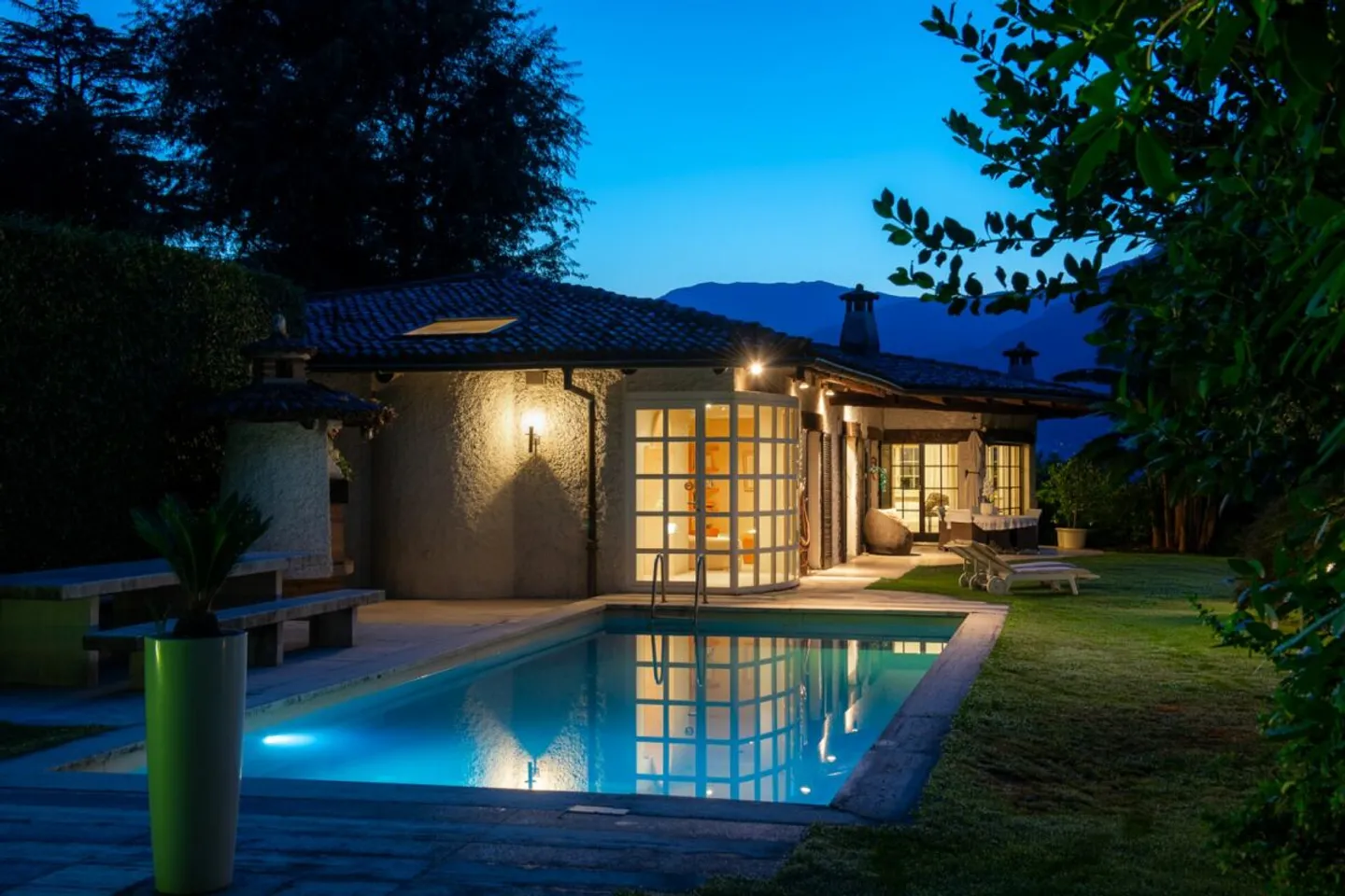 Elegante ed esclusiva villa con Ampio Giardino, Piscina e Privacy Assoluta - Photo 1 sur 13