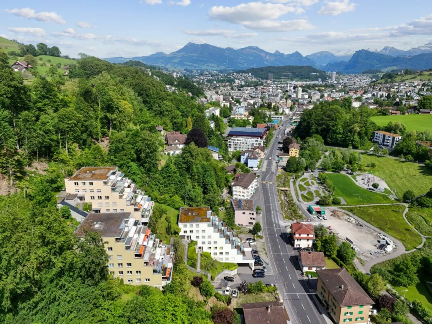Appartamento 3.5 locali appena ristrutturato con bella terrazza e vista mozzafiato a Kriens - Foto 10 di 12