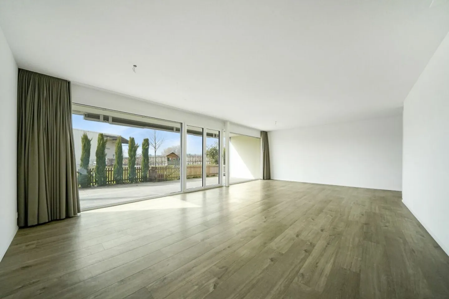 Là où les cœurs de famille s'épanouissent - 5,5 pièces avec accès au jardin - Photo 5 sur 13