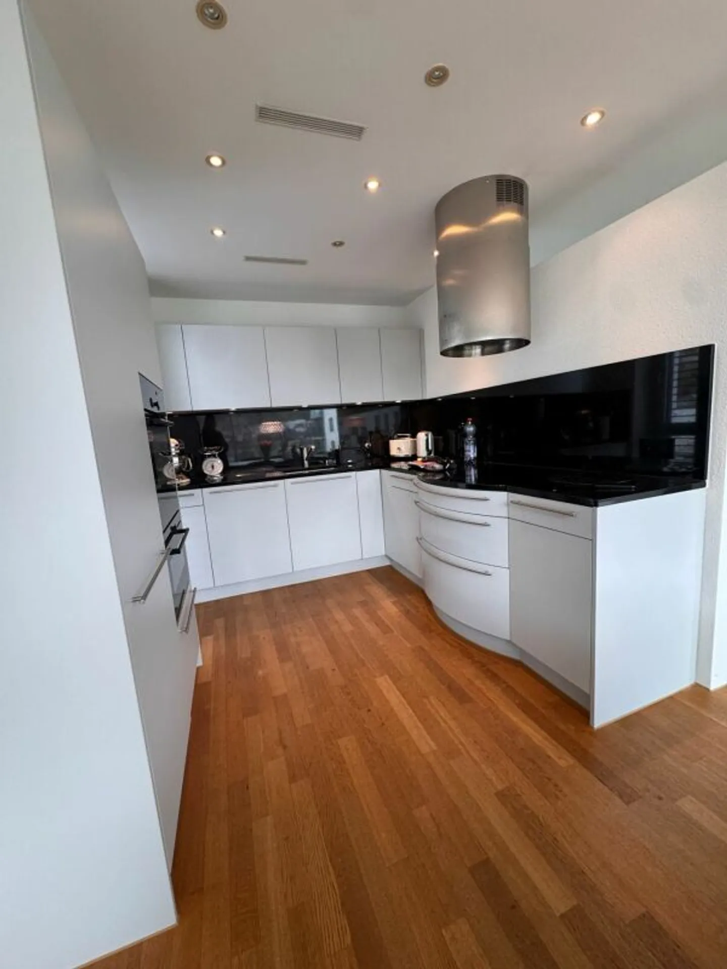 Oasis de bien-être de 3.5 pièces dans un endroit calme et central - avec balcon, vue partielle sur le lac et vue sur la montagne - Photo 3 sur 9