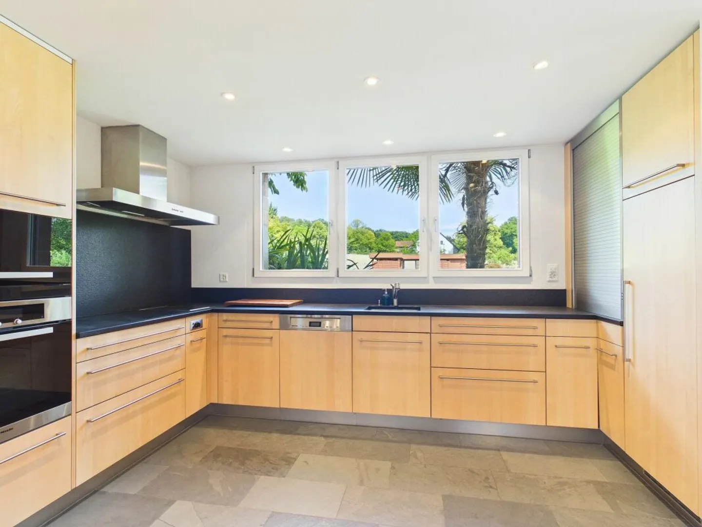 Spacious single-family home with light-filled rooms in the best location - Photo 6 of 13