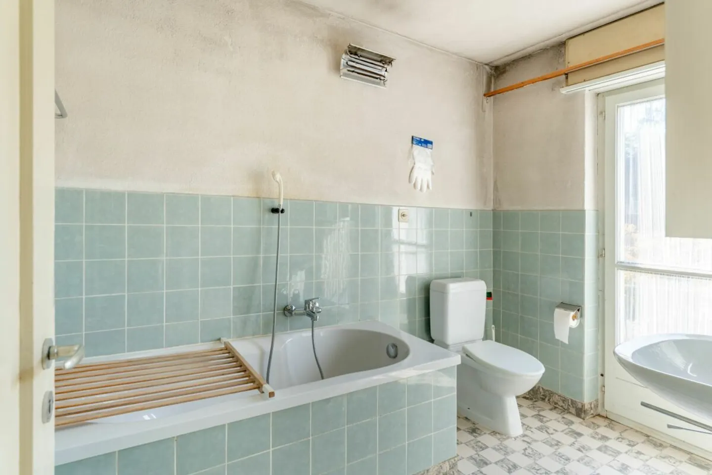 Petit mais bien avec vue sur le château et besoins de rénovation - Photo 6 sur 13