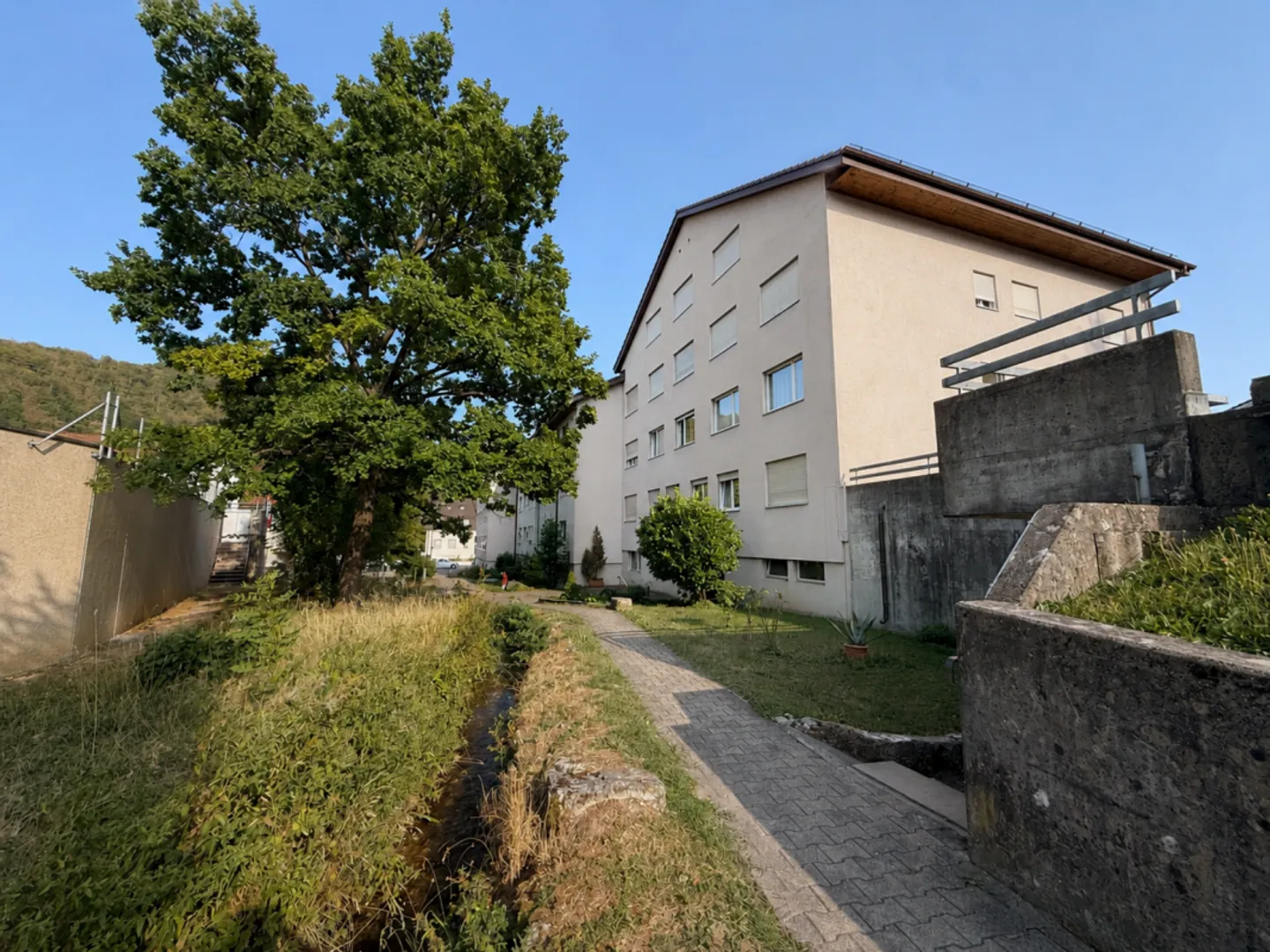 Space for Your Ideas: Bright 3.5-Room Corner Apartment in Oberdorf BL - Photo 2 of 13