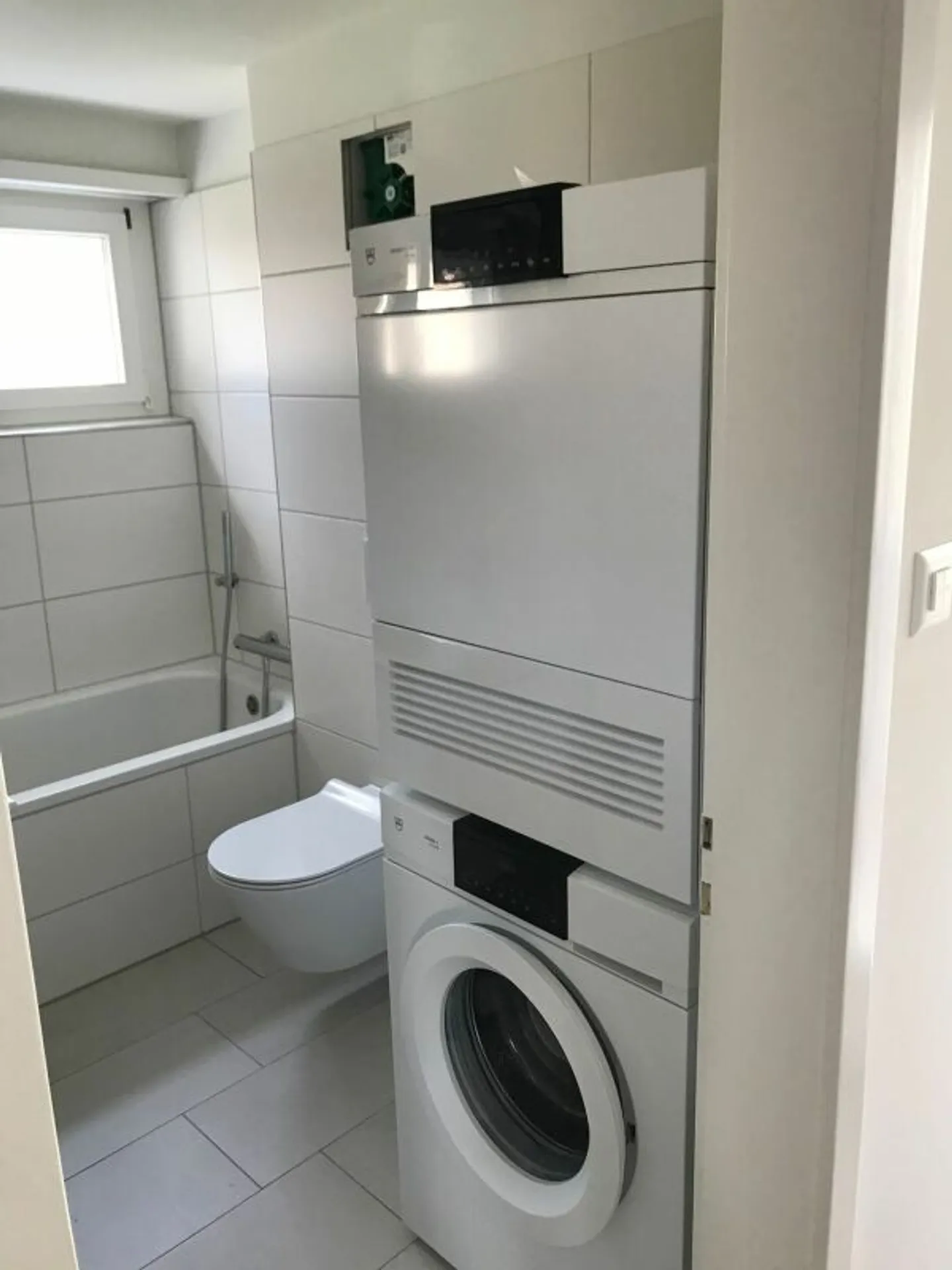 Ruhige Hanglage im Weinberg: Exklusive 4-Zimmer-Wohnung mit grosszügigem Parkangebot - Foto 4 von 10