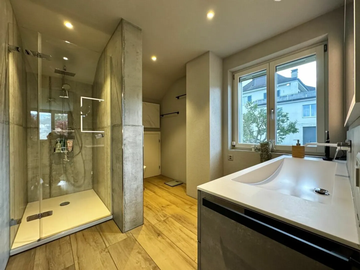 Une maison spéciale avec beaucoup de lumière et d'espace - Photo 8 sur 13