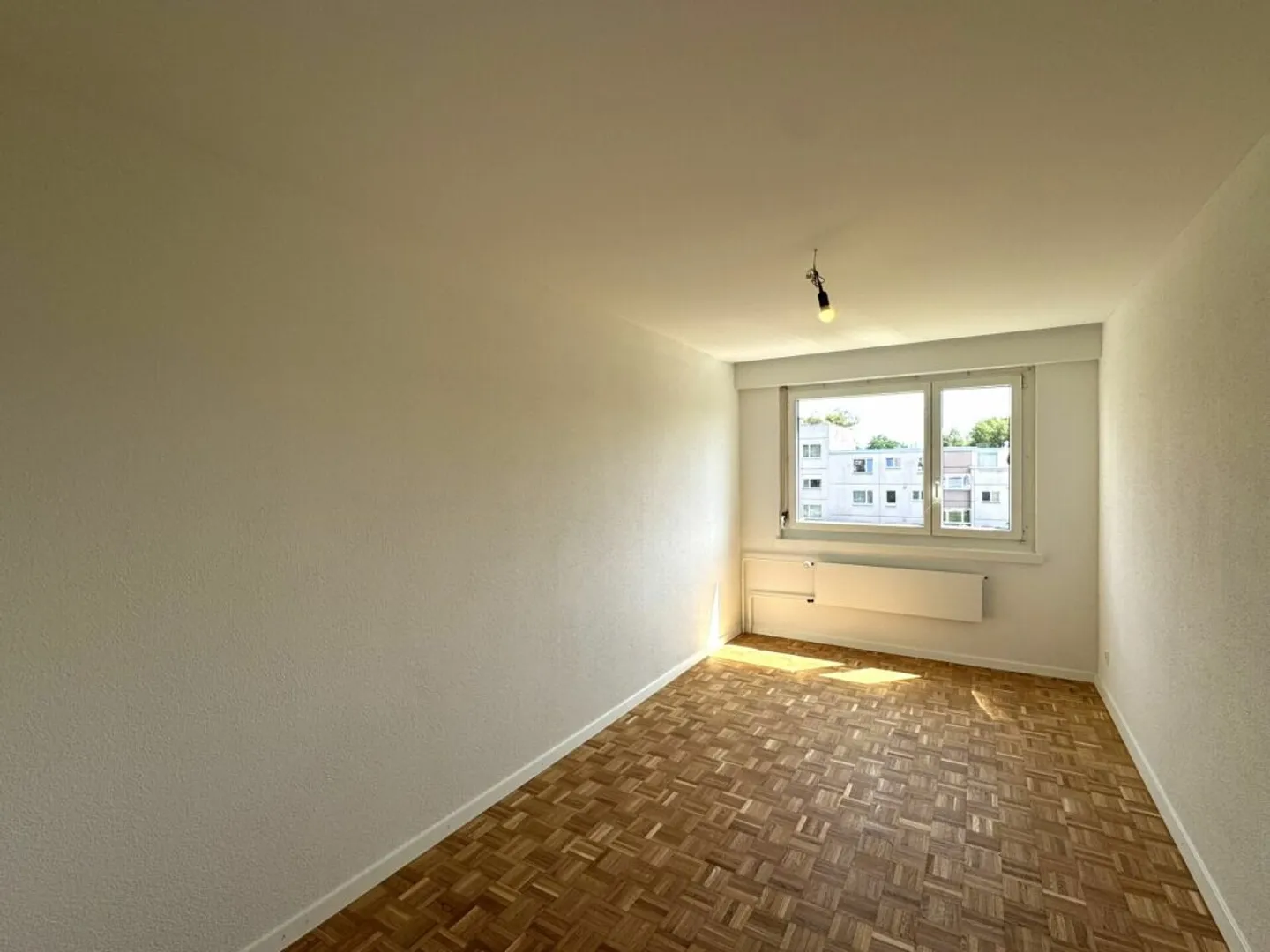 Appartement rénové de 4 pièces avec balcon sud et garage souterrain à Greifensee - Photo 6 sur 10