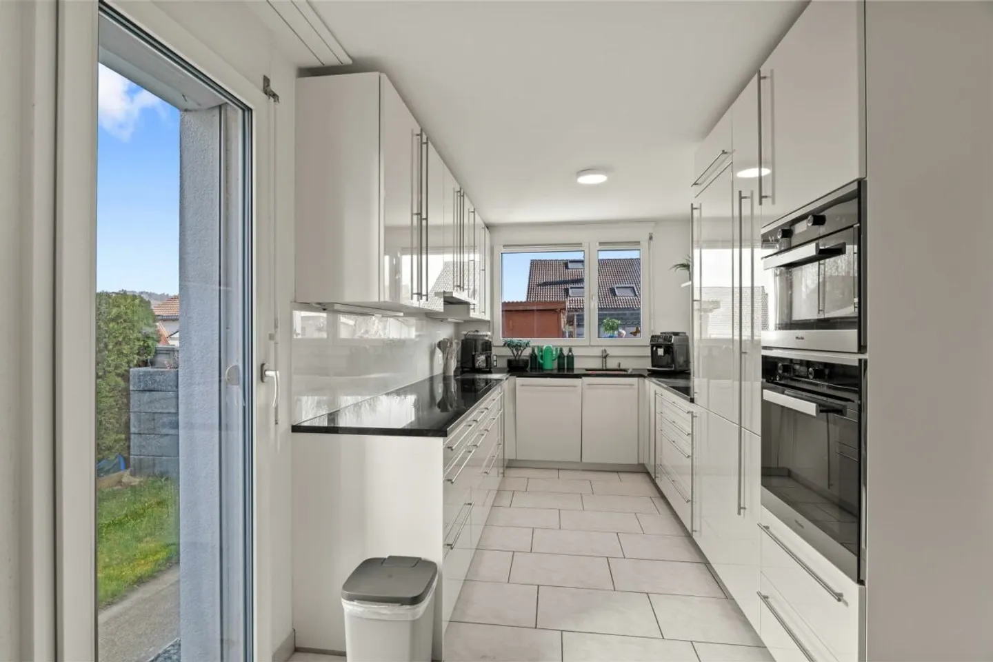 Semi-Detached House in an Ideal Location with Afternoon/Evening Sun - Photo 7 of 13