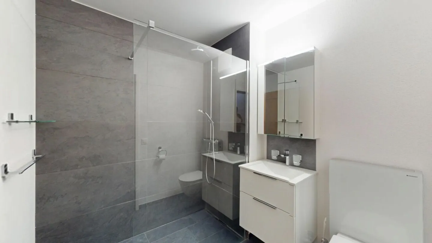 Quietly located 6.5-room terraced family house with plenty of space - Photo 8 of 11