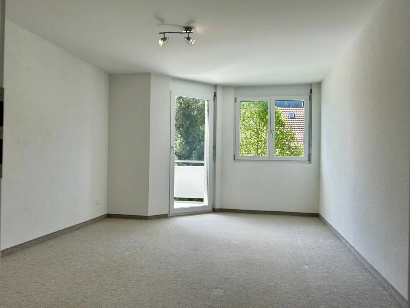 Appartamento 3.5 locali vicino all'area ricreativa con stufa, balcone e garage - Foto 5 di 11