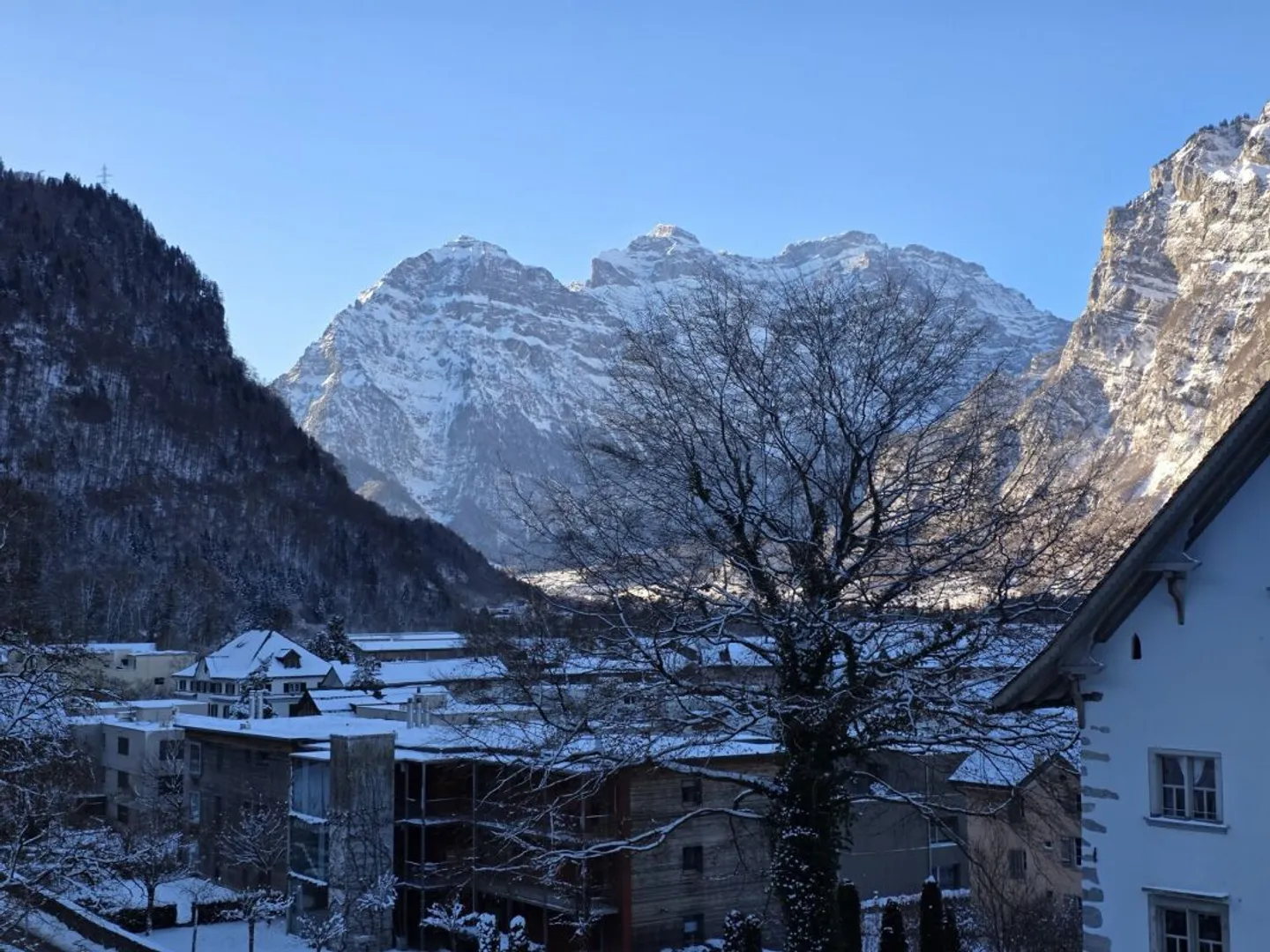 GLÄRNISCHBLICK | appartement sous les combles rénové de 2,5 pièces dans un emplacement central à Mollis GL - Photo 8 sur 11