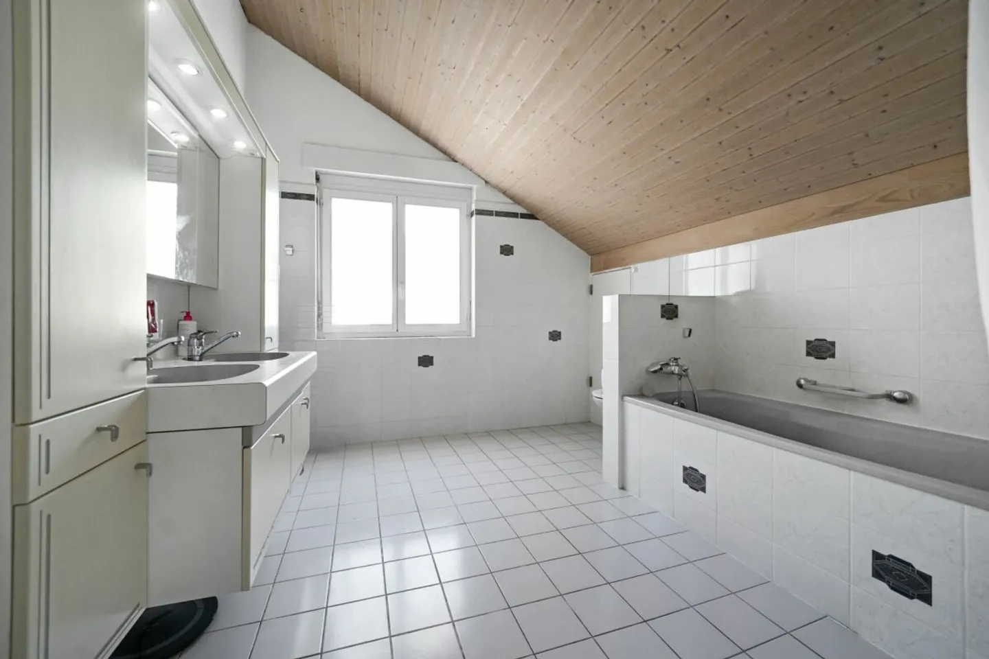 Duplex unter dem Dach mit privatem Aufzug - geräumig, hell und voller Potenzial - Foto 8 von 13