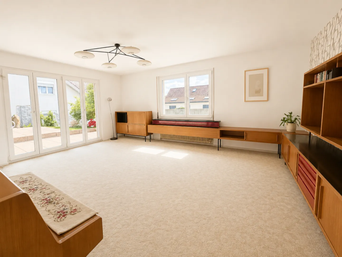 SPACIOUS LIVING WITH PLENTY OF SPACE &amp; PARADISIACAL GARDEN IN A PRIME LOCATION! - Photo 4 of 9