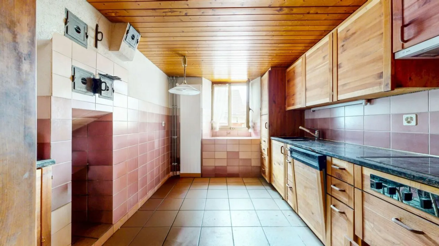 Casa con molto spazio utile, fascino e potenziale - Foto 4 di 13