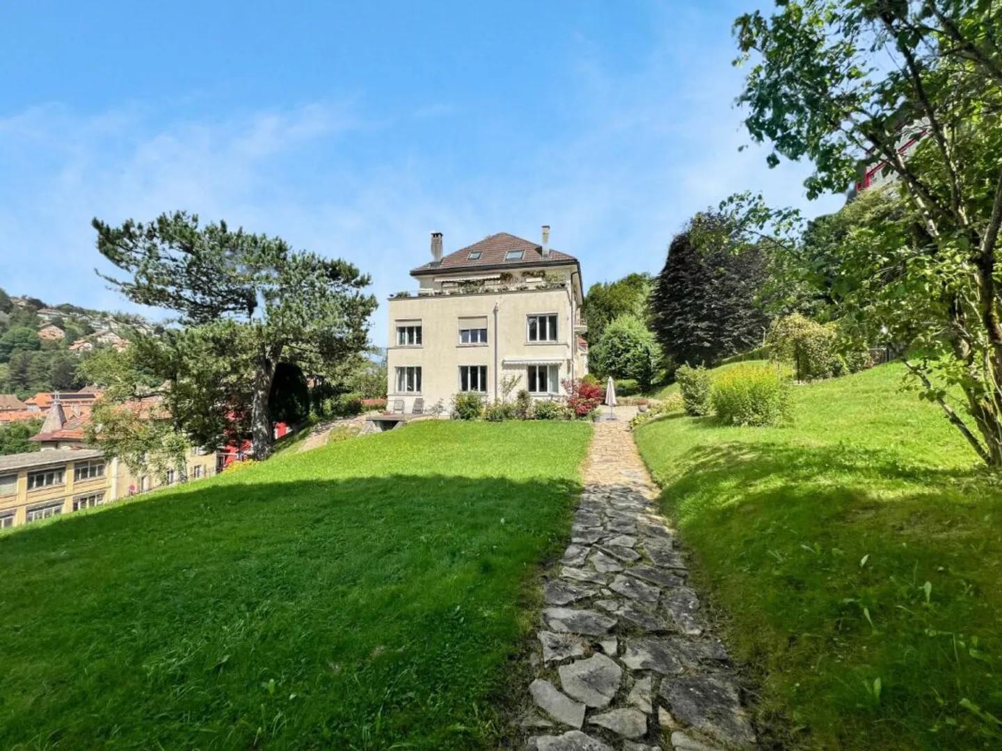 Grande appartamento redditizio in una villa con giardino - Foto 2 di 13