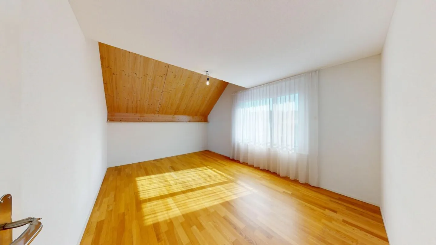 Wohnen wie im Einfamilienhaus: 5.5-Zimmer-Maisonette auf 168 m² nahe der Aare - Foto 8 von 13