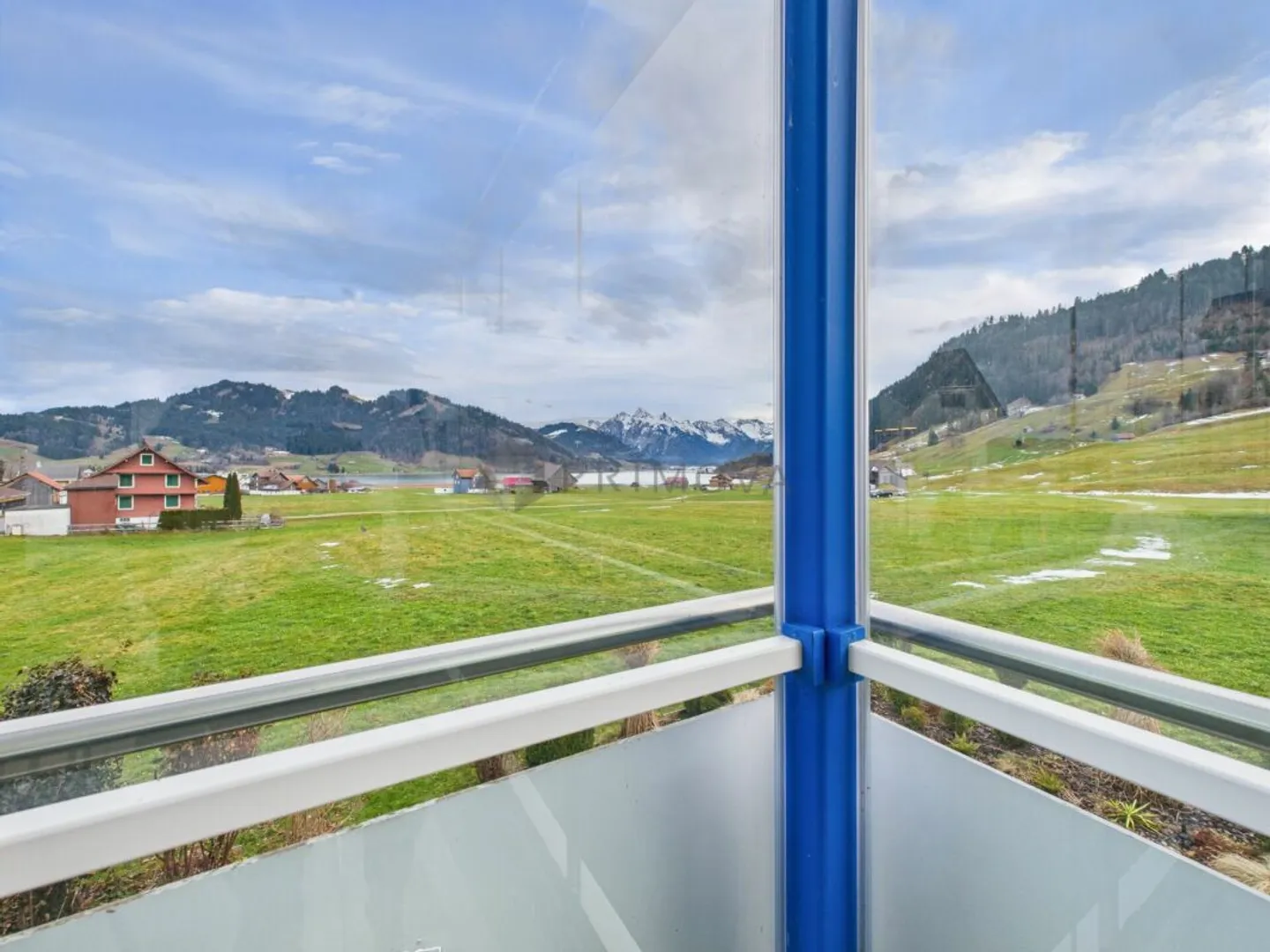 Genung from the fog? Sunny 5.5 room apartment with panoramic view over the Sihlsee. - Photo 3 of 13