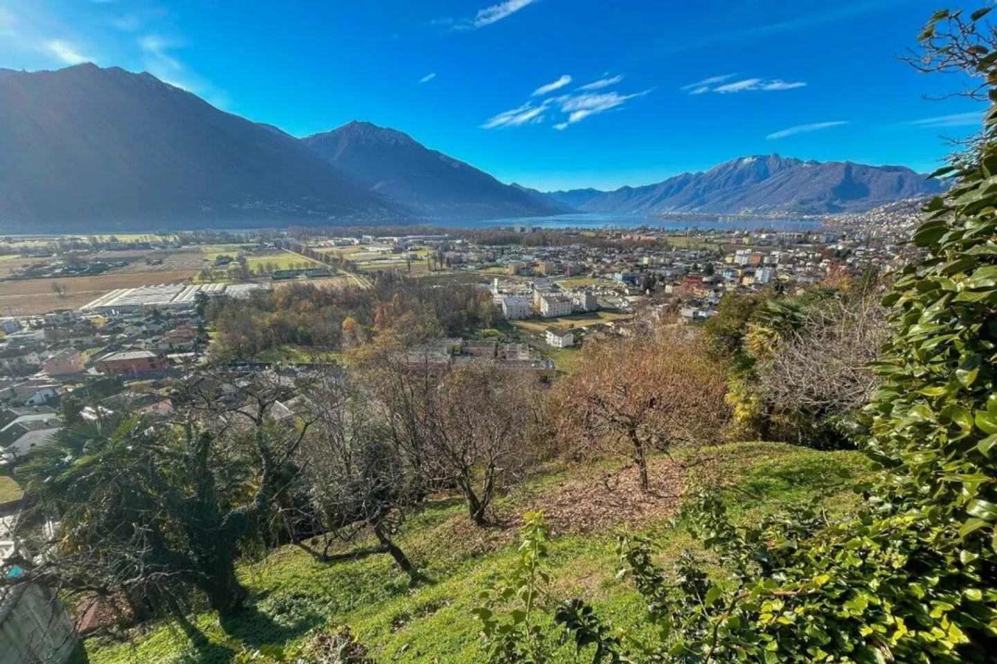 Mehrfamilienhaus mit 3 Wohnungen, großem Grundstück und spektakulärer Aussicht - Foto 2 von 7