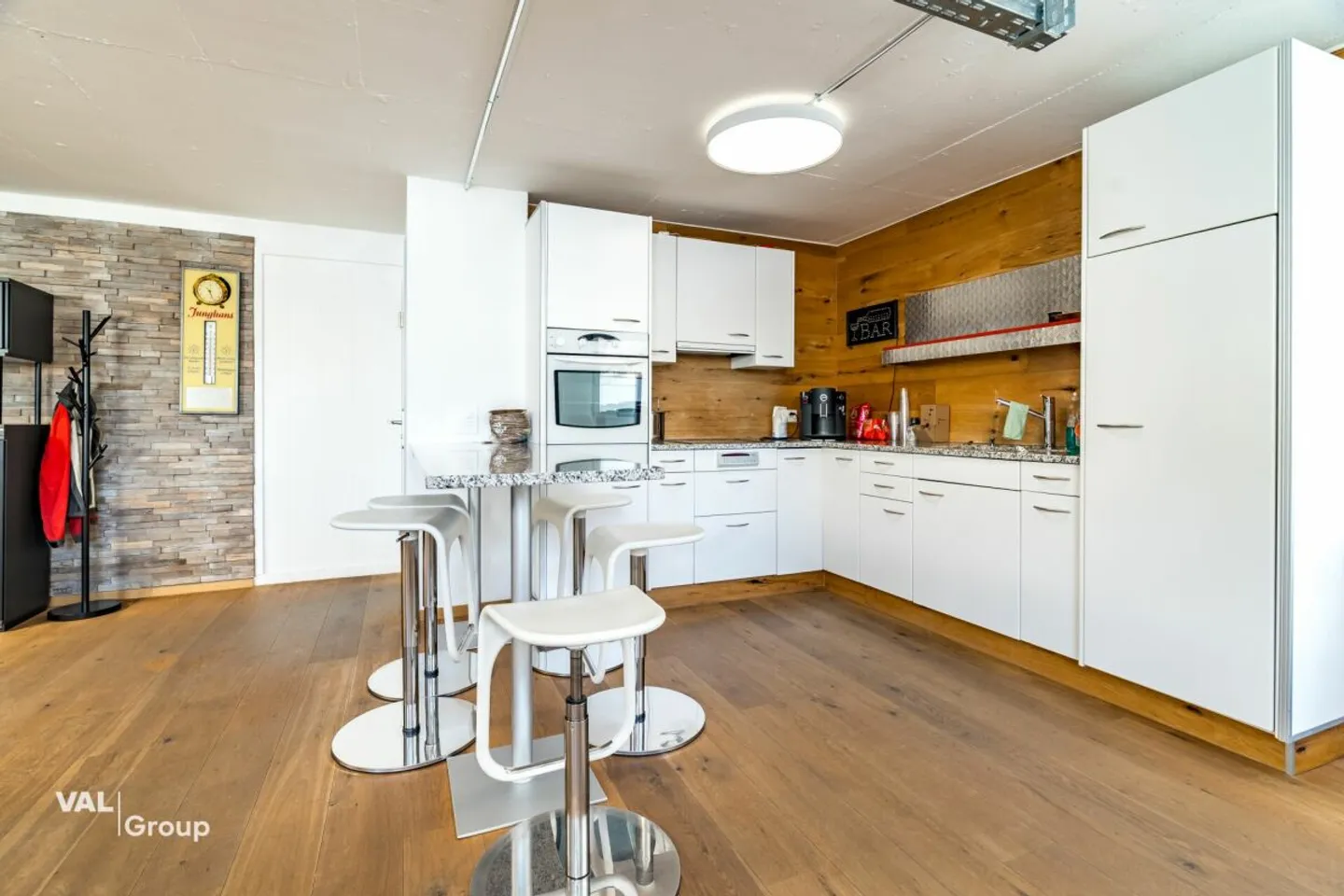 Versatile commercial premises with storage and office - ideal for SMEs or service providers - Photo 4 of 13