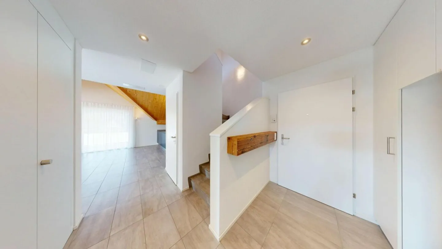 Wohnen wie im Einfamilienhaus: 5.5-Zimmer-Maisonette auf 168 m² nahe der Aare - Foto 6 von 13