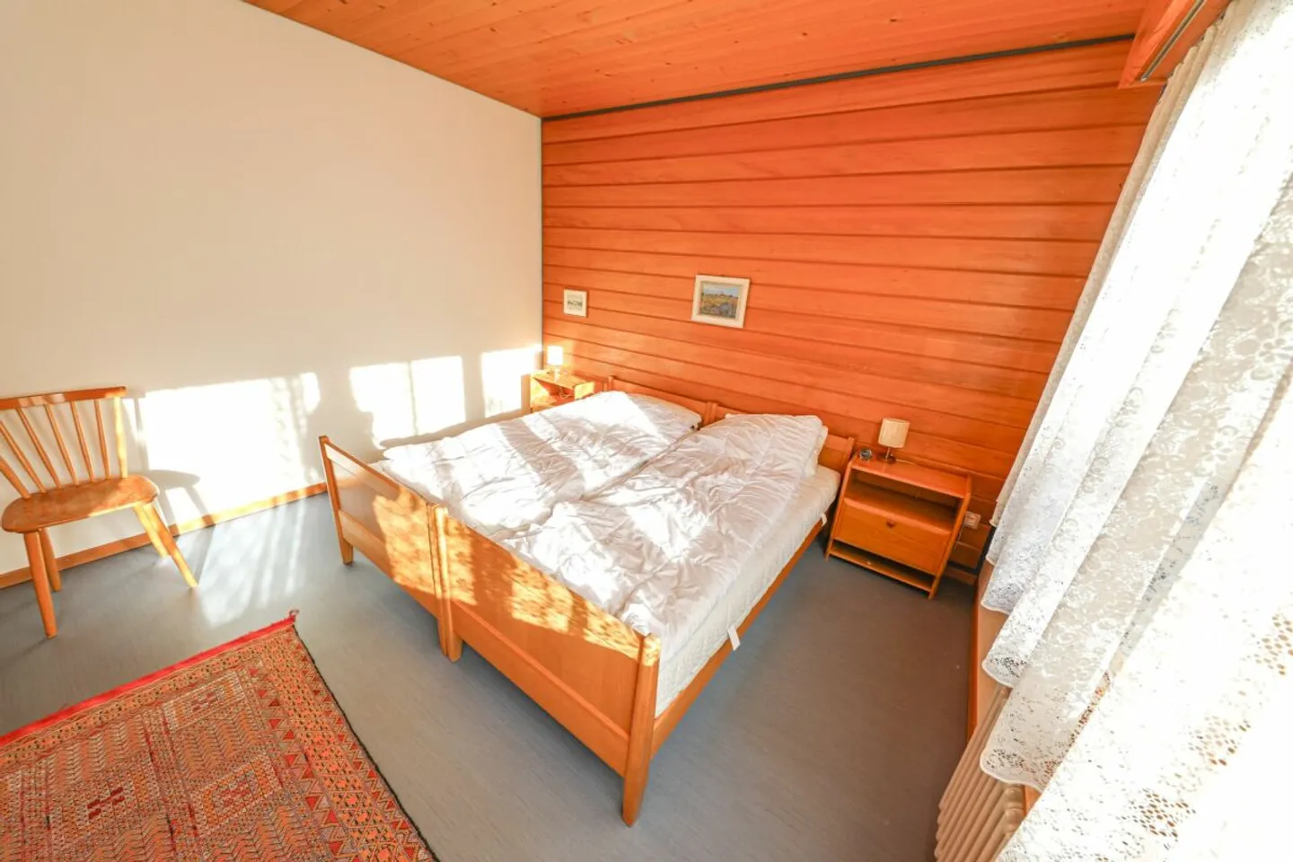 Chalet rustico con due unità abitative e garage in un ambiente idilliaco - Foto 7 di 12