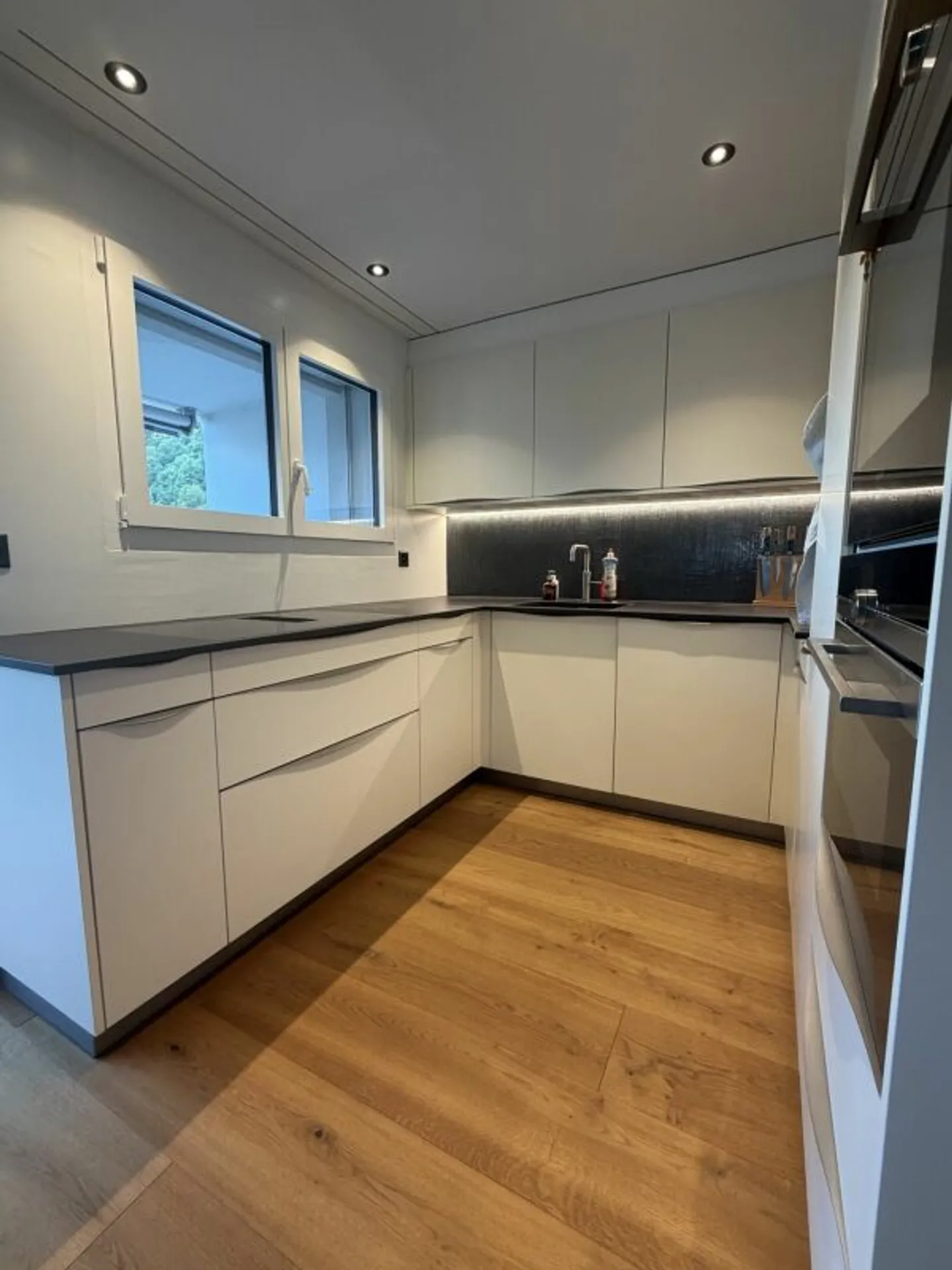 Stilvolle 2.5-Zimmerwohnung in Hölstein - hochwertig, ruhig und bezugsbereit - Photo 3 of 13
