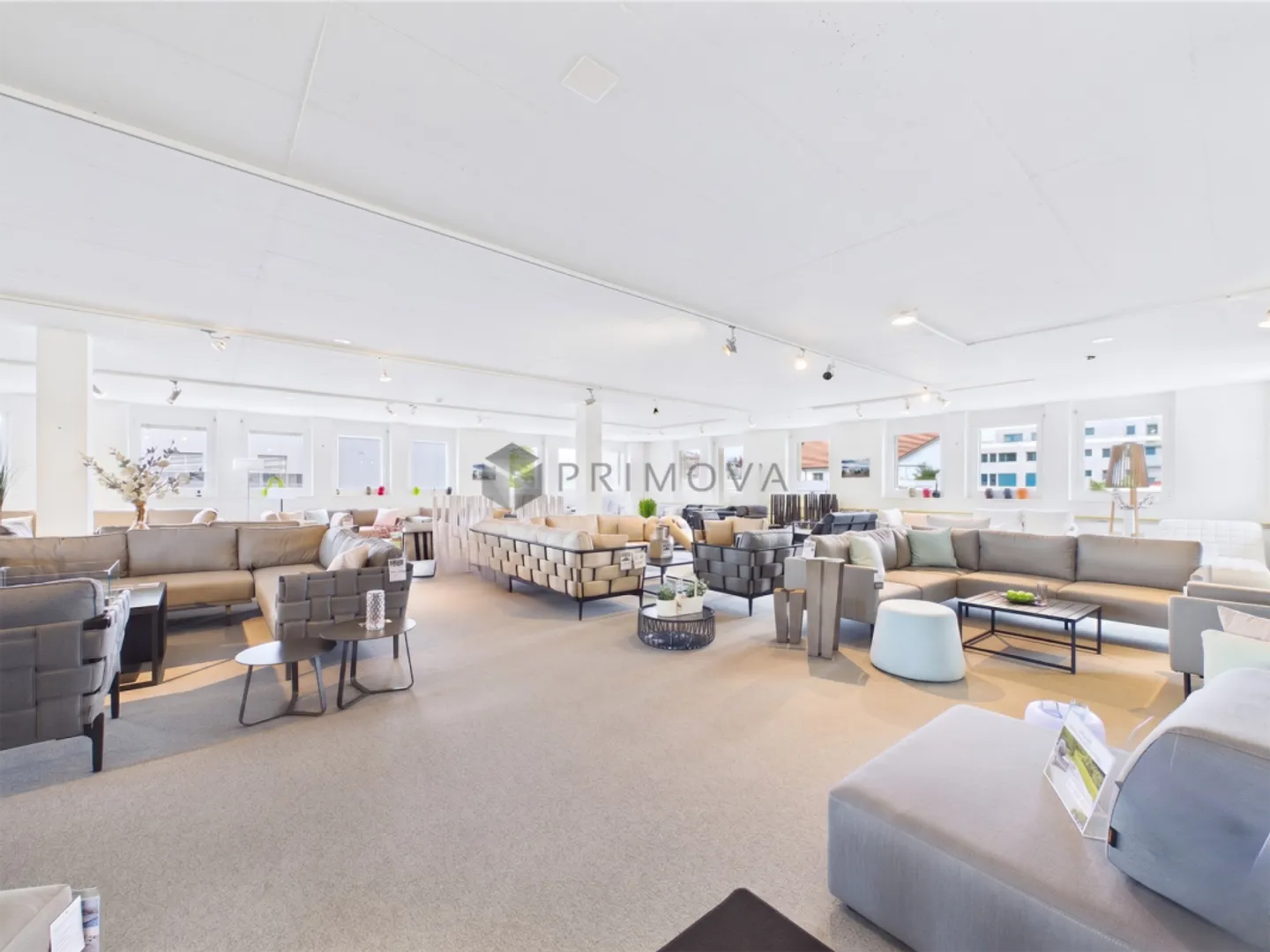 Showroom moderno e magazzino - Foto 2 di 13