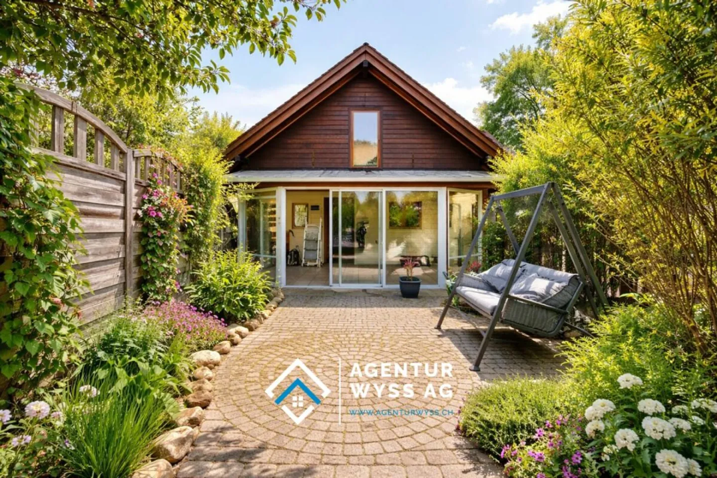 Maison individuelle avec beaucoup de potentiel - Photo 1 sur 12