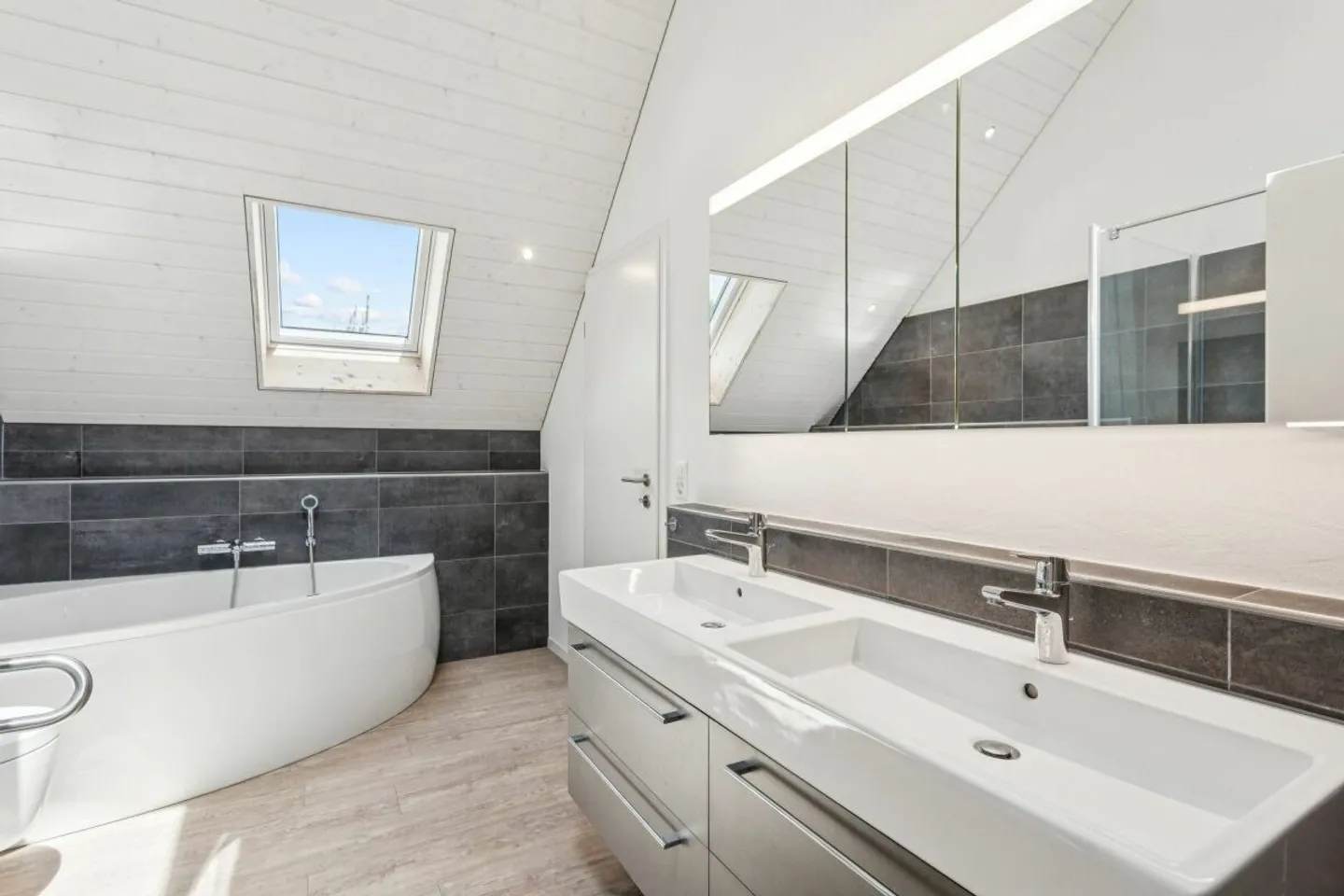 Attractive single-family house with additional building plot in Gals BE - Photo 7 of 13